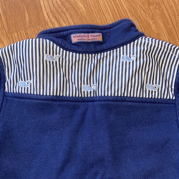 Vineyard Vines shep, navy with whale details - Picture 3 of 4